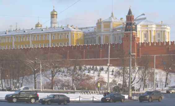 Вид на Кремль с Моховой улицы 